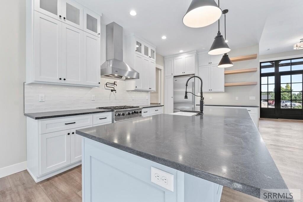 Gourmet kitchen with granite island and Viking range